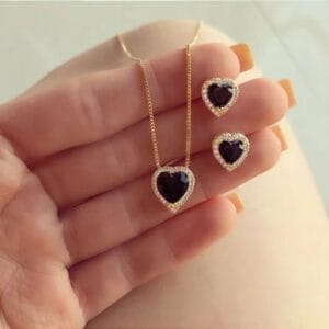 Conjunto Coração Pequeno de Cristal Negro e Zircônias Diamond Dourado