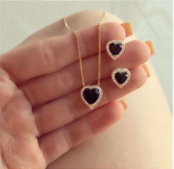 Conjunto Coração Pequeno de Cristal Negro e Zircônias Diamond Dourado
