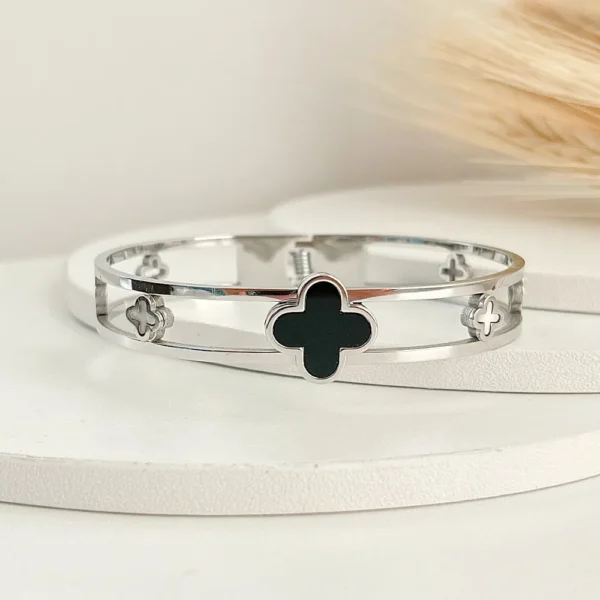 Bracelete trevo esmaltado em aço inoxidável