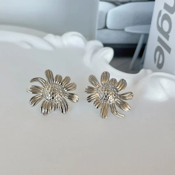 Brinco margarida glam em aço inoxidável