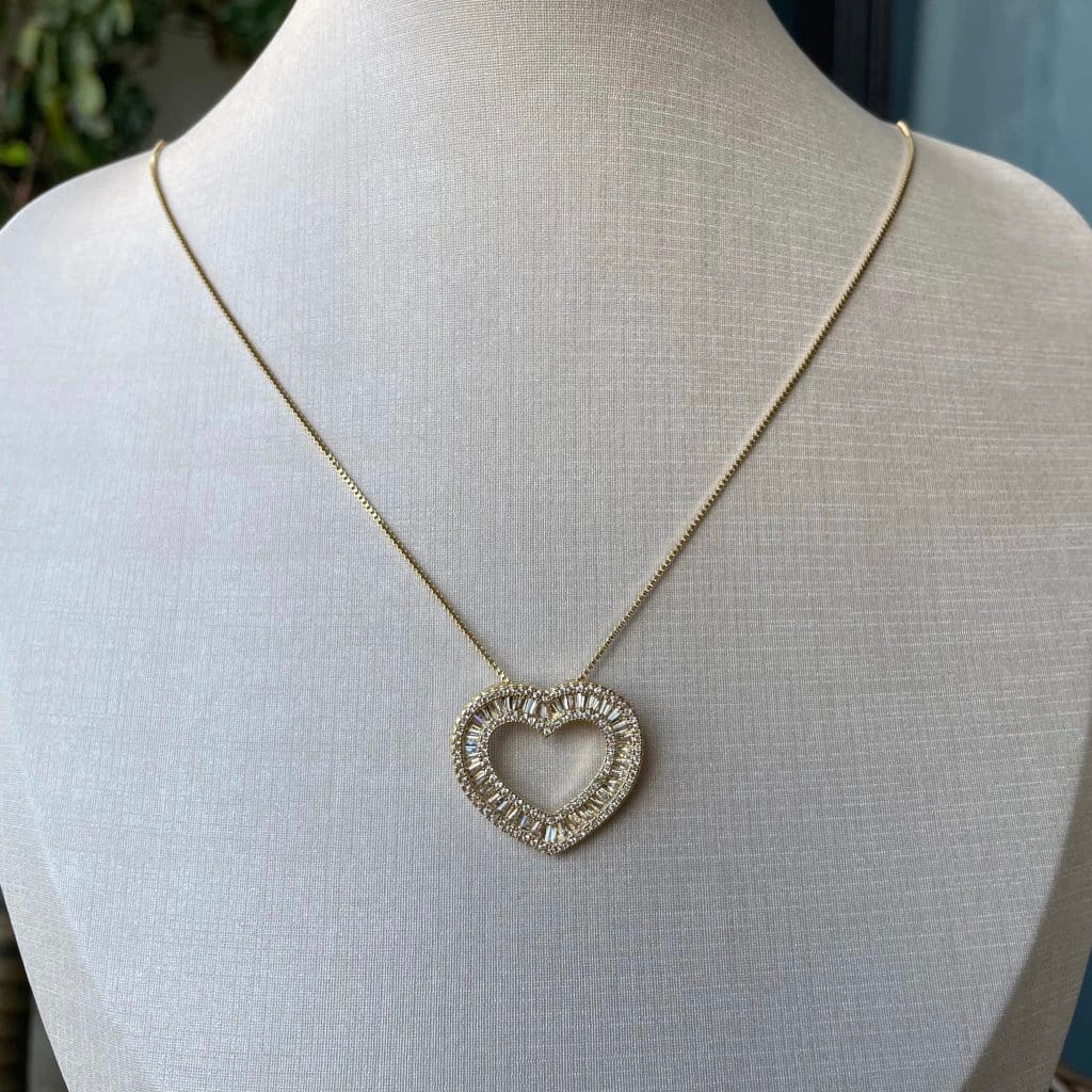 Colar pingente coração cravejado - Semijoia