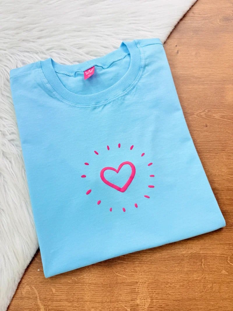 TSHIRT DESENHO CORAÇÃO RAIOS DE SOL